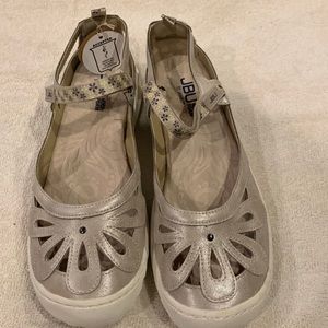 Brand new with tags JBLU memory foam by Jambu size 8